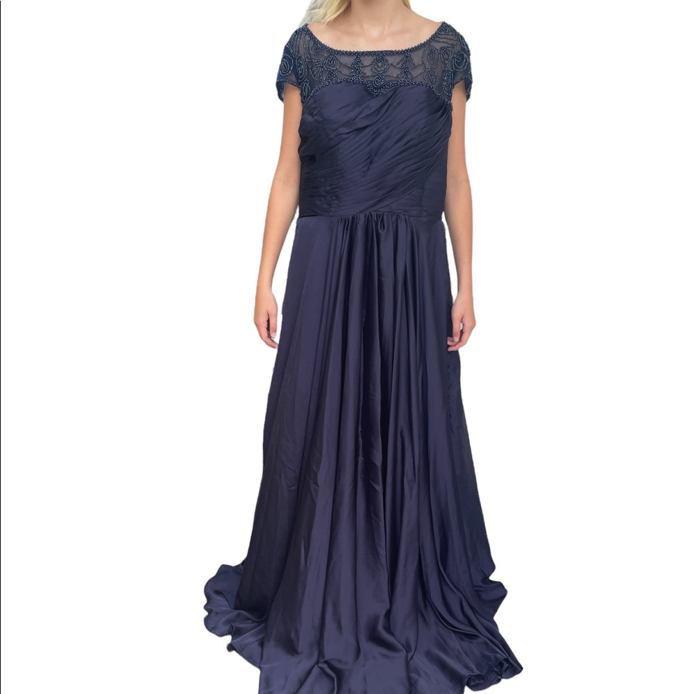 Custom made dress. No size so see measurements. To me it’s about a size 12.